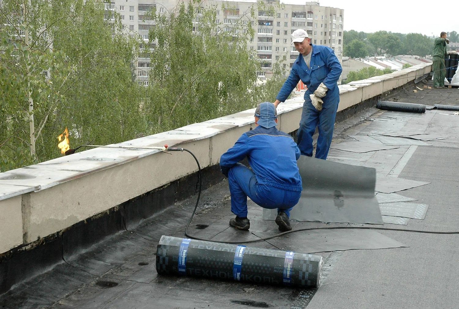 Услуги по ремонту крыш многоэтажных домов на высоте