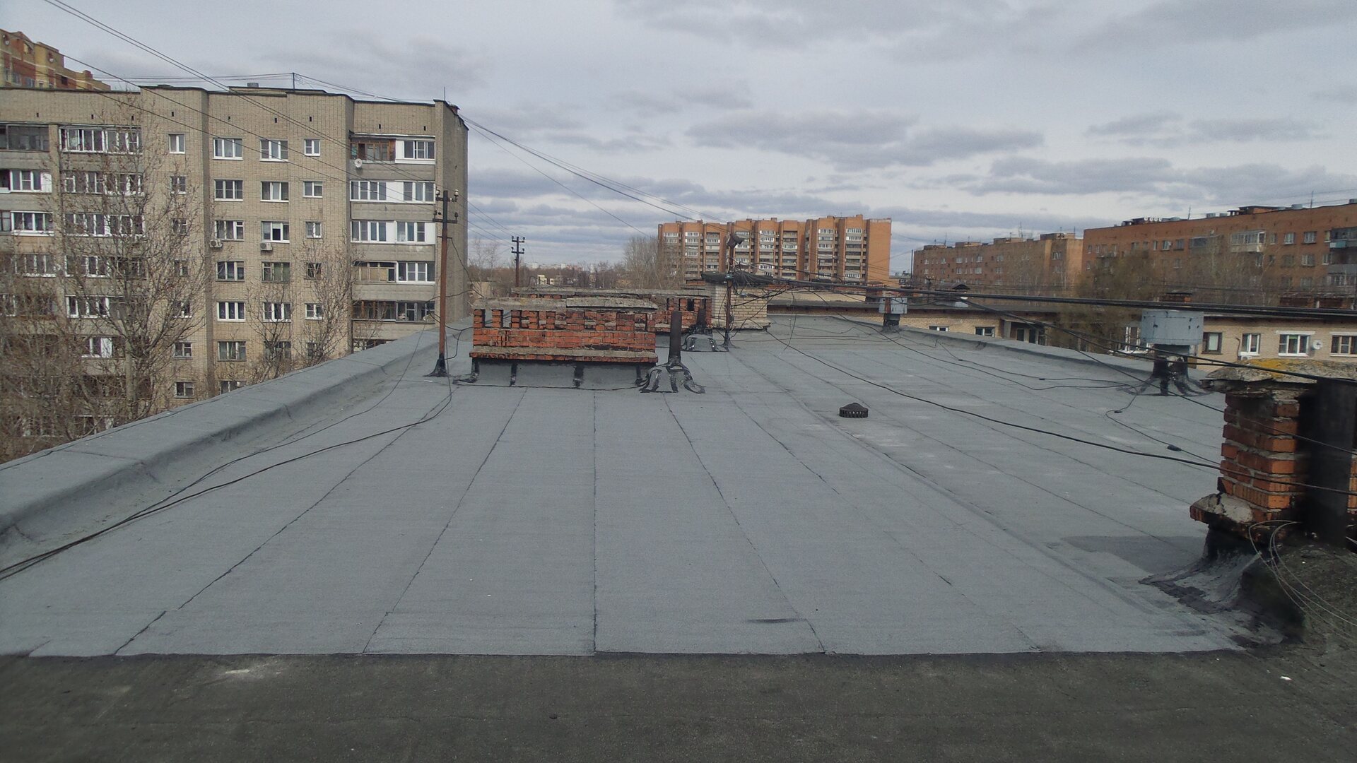 Выполнение капитального ремонта кровли МКД в Москве специалистами