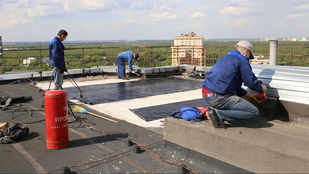Готовая крыша многоквартирного жилого дома после ремонта под ключ